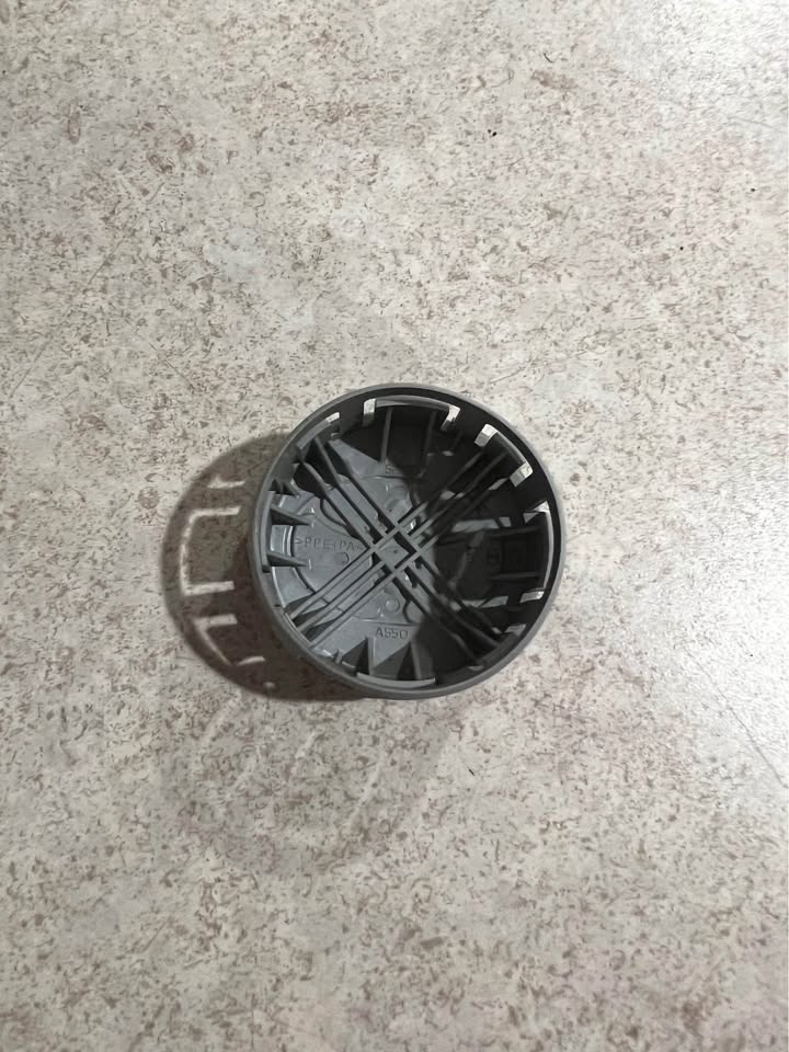 Toyota Corolla Prius Yaris OEM Wheel Rim Center Hub Cap 42603-52170 A550