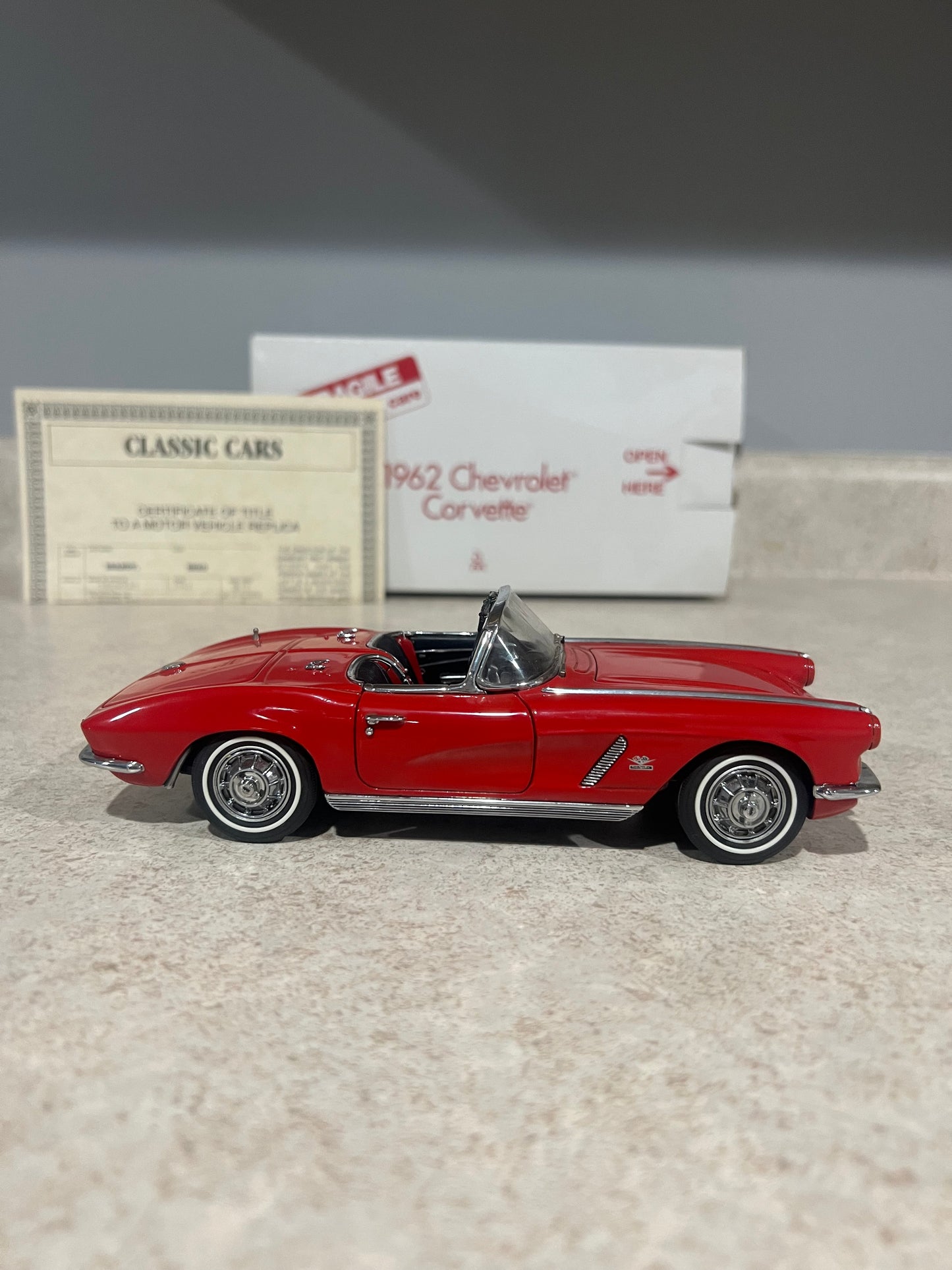 1962 Chevrolet Corvette Red Danbury Mint 1/24 Diecast Car w/ Box and Title