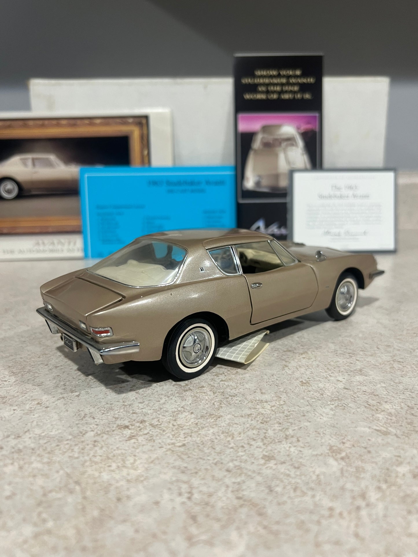 1963 Studebaker Avanti Franklin Mint 1/24 Diecast Car w/ Box and COA B11WH09