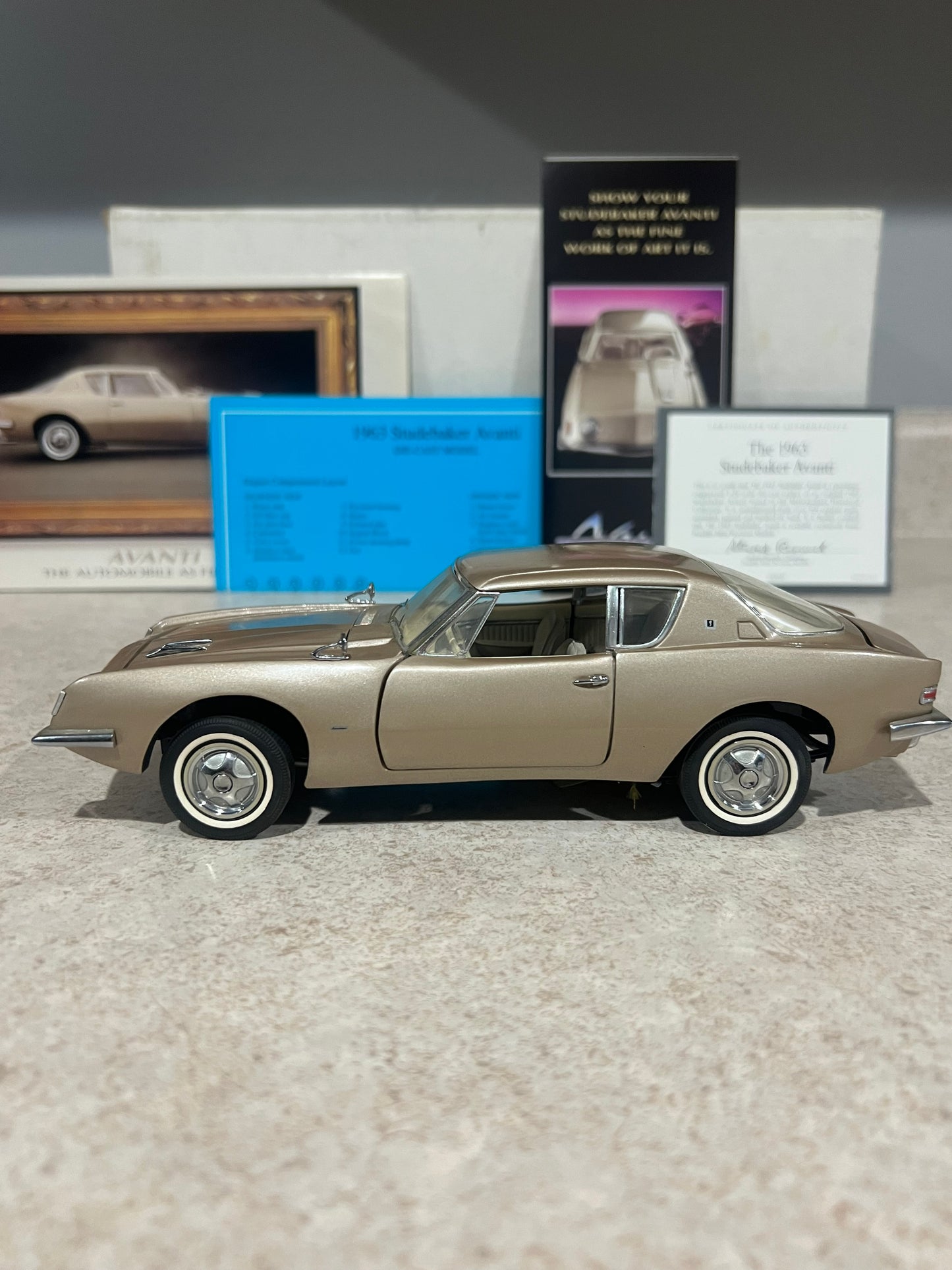 1963 Studebaker Avanti Franklin Mint 1/24 Diecast Car w/ Box and COA B11WH09