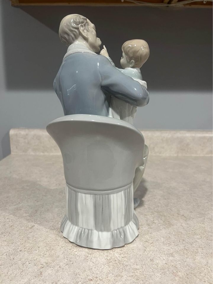 Lladro Porcelain Grandfather w/ Child Figurine #4645