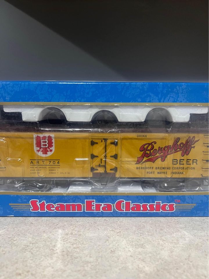 Atlas Steam Era Classics #9185-2 40’ Wood Reefer Berghoff Beer #704 2 Rail O Scale Model Train