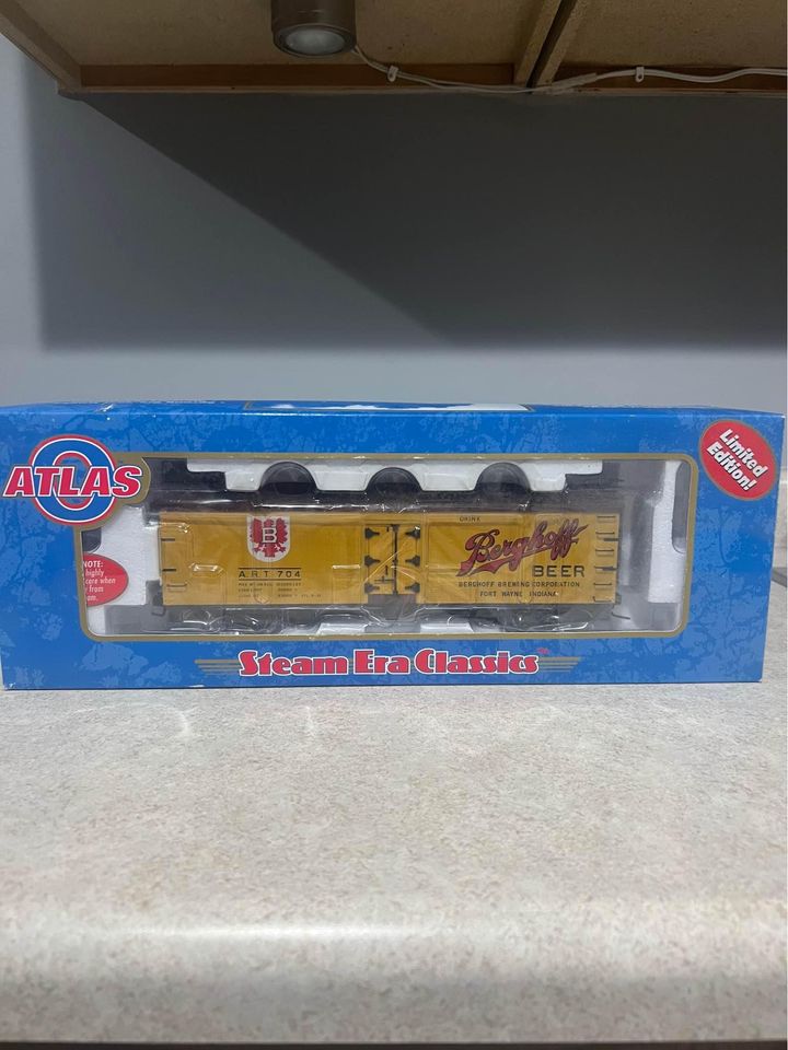 Atlas Steam Era Classics #9185-2 40’ Wood Reefer Berghoff Beer #704 2 Rail O Scale Model Train