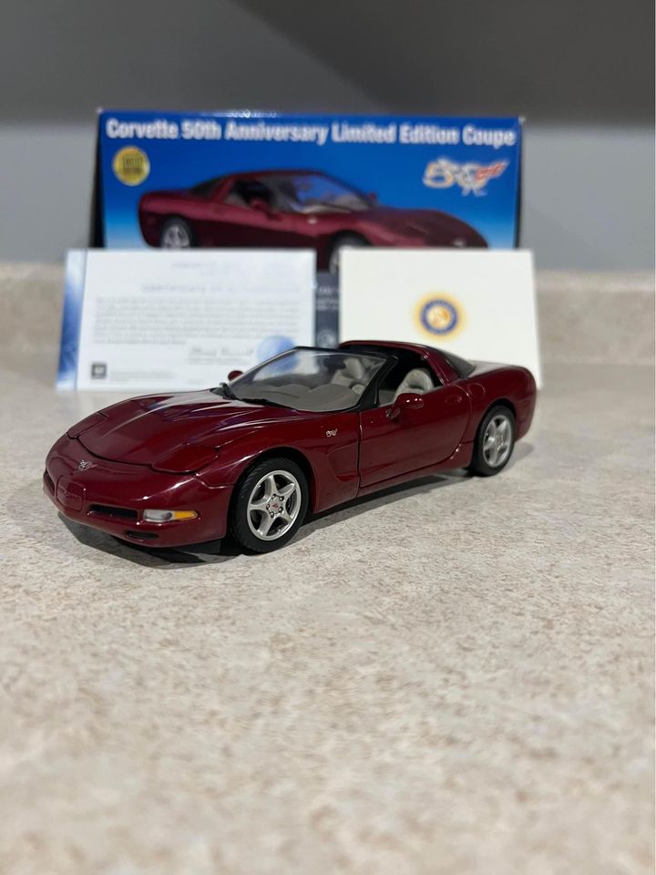 2003 Chevy Corvette 50th Anniversary Red Limited Edition 5578/9000 Franklin Mint 1/24 Diecast Car