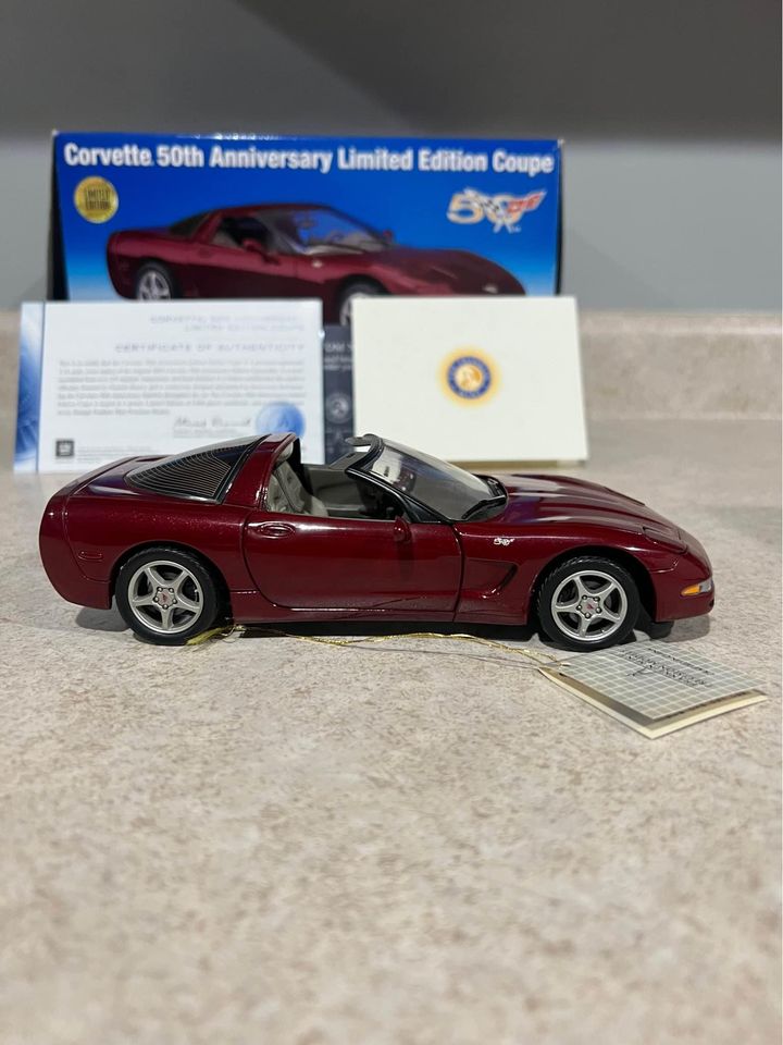 2003 Chevy Corvette 50th Anniversary Red Limited Edition 5578/9000 Franklin Mint 1/24 Diecast Car