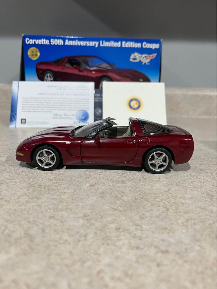 2003 Chevy Corvette 50th Anniversary Red Limited Edition 5578/9000 Franklin Mint 1/24 Diecast Car