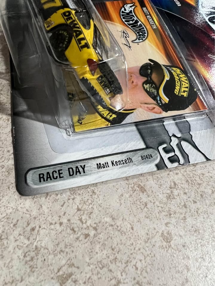 Matt Kenseth #17 Dewalt Hot Wheels Racing Race Day B0424 1/64 Scale Diecast Car NEW