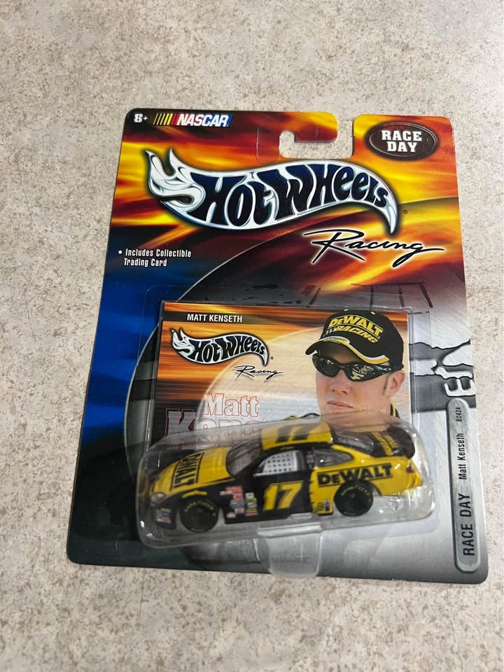 Matt Kenseth #17 Dewalt Hot Wheels Racing Race Day B0424 1/64 Scale Diecast Car NEW