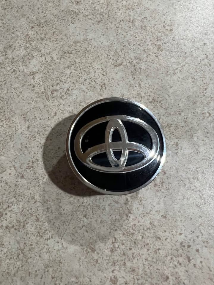 Toyota Corolla Prius Yaris OEM Wheel Rim Center Hub Cap 42603-52170 A550