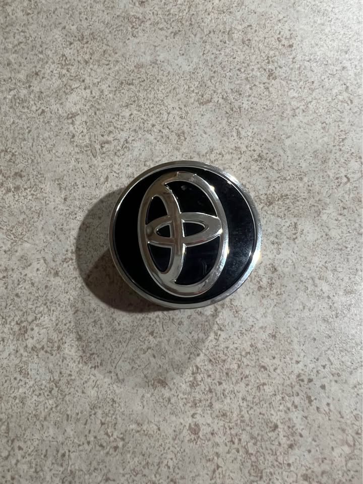 Toyota Corolla Prius Yaris OEM Wheel Rim Center Hub Cap 42603-52170 A550