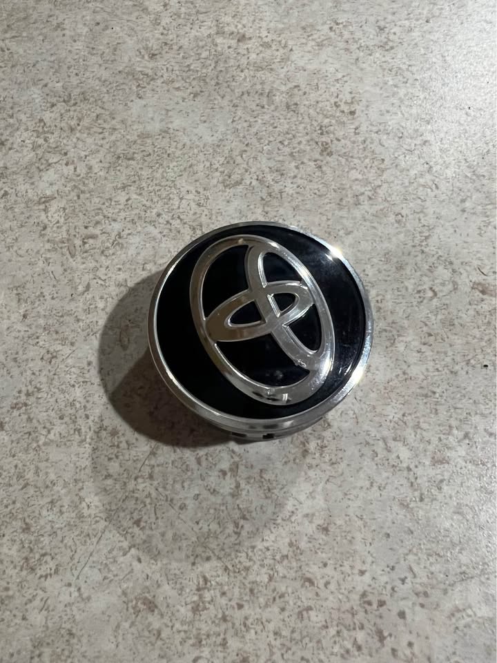 Toyota Corolla Prius Yaris OEM Wheel Rim Center Hub Cap 42603-52170 A550