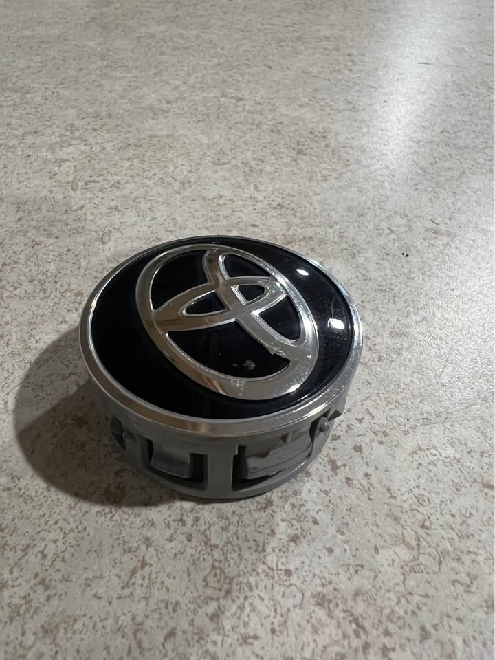 Toyota Corolla Prius Yaris OEM Wheel Rim Center Hub Cap 42603-52170 A550