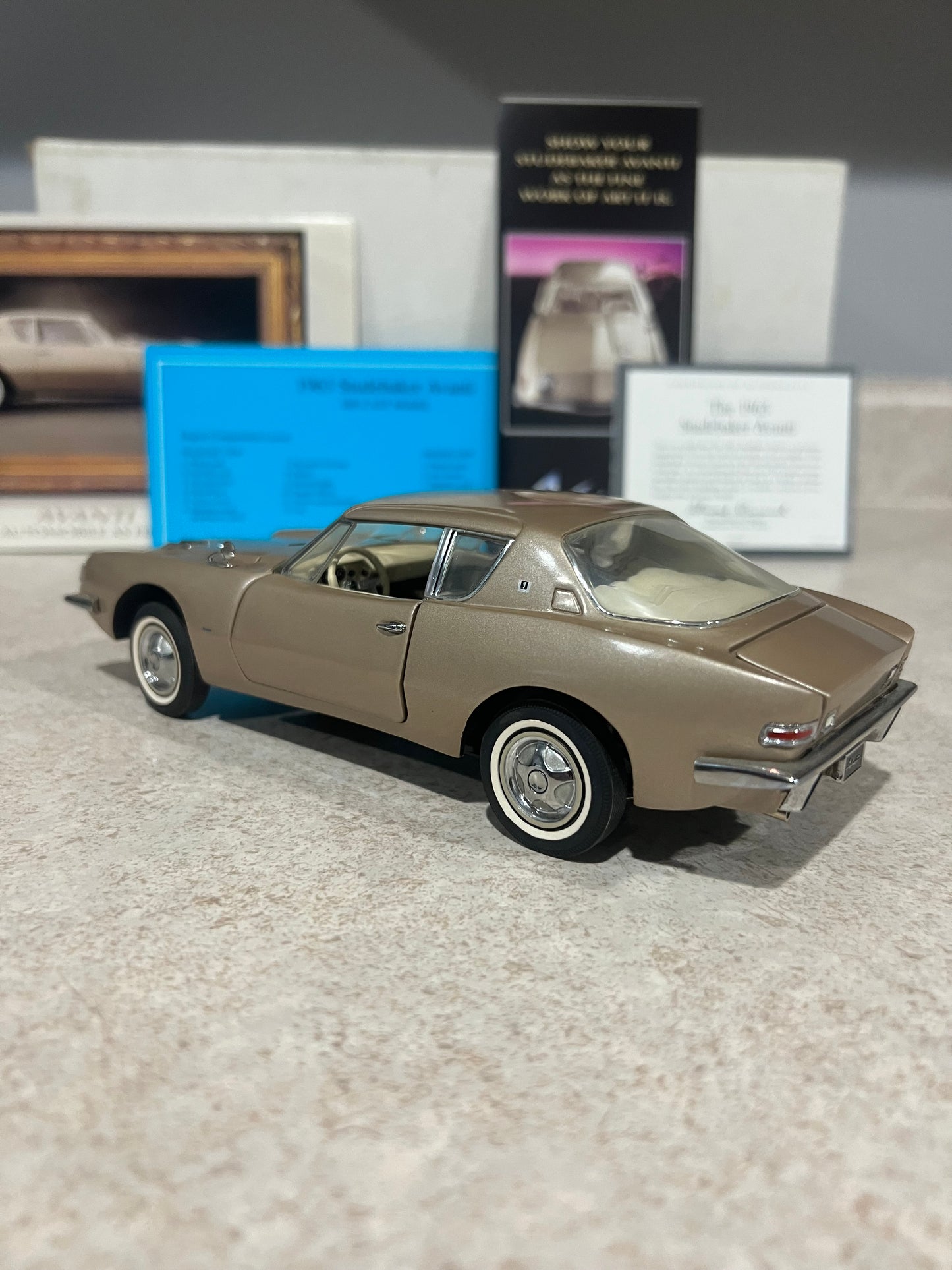 1963 Studebaker Avanti Franklin Mint 1/24 Diecast Car w/ Box and COA B11WH09