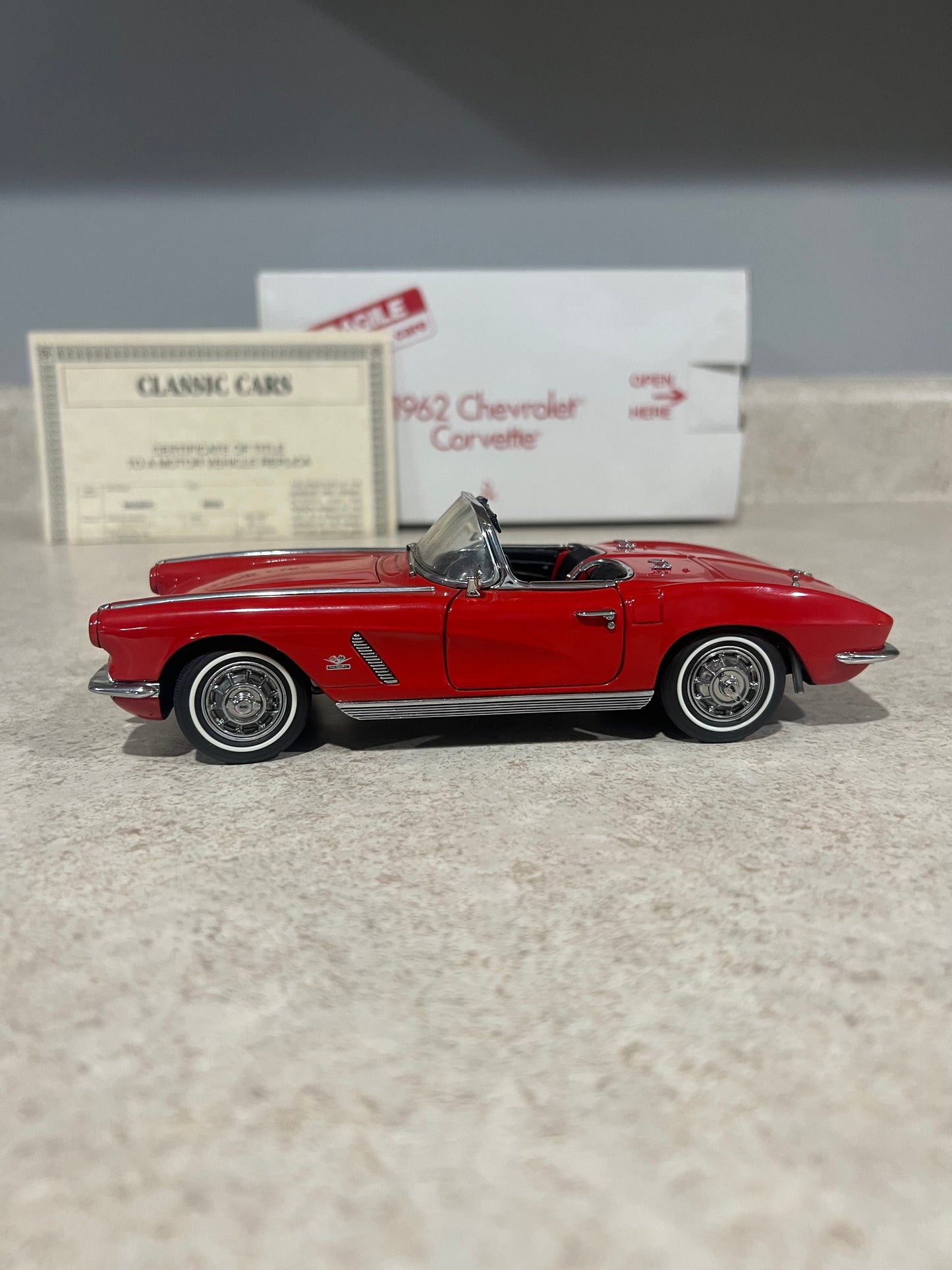 1962 Chevrolet Corvette Red Danbury Mint 1/24 Diecast Car w/ Box and Title