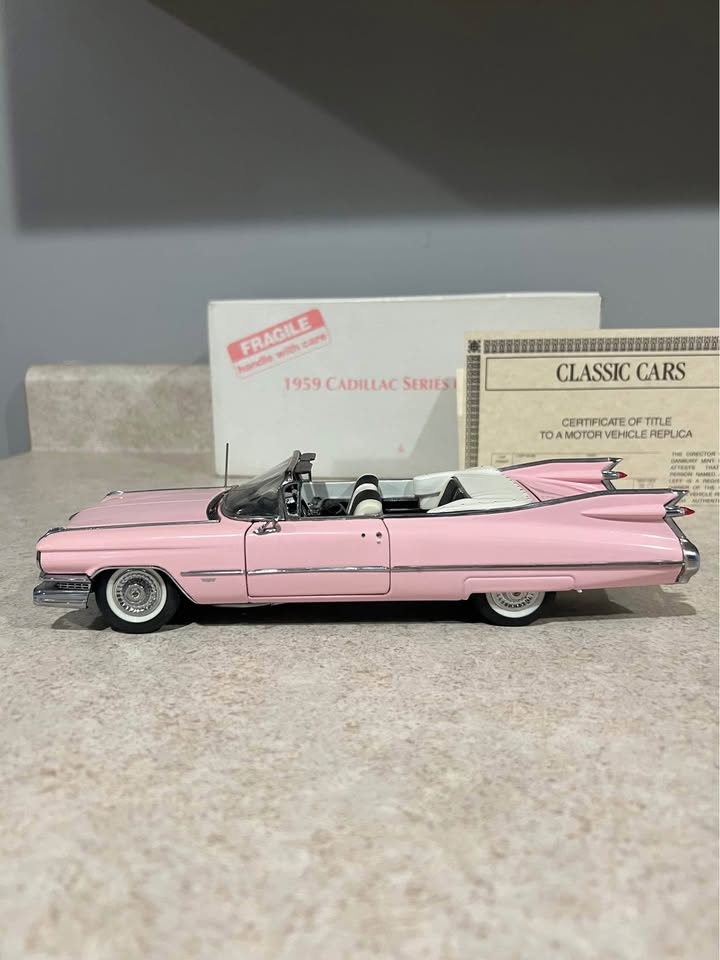 1959 Cadillac Series 62 Pink Danbury Mint 1/24 Diecast Car w/ Title and Box