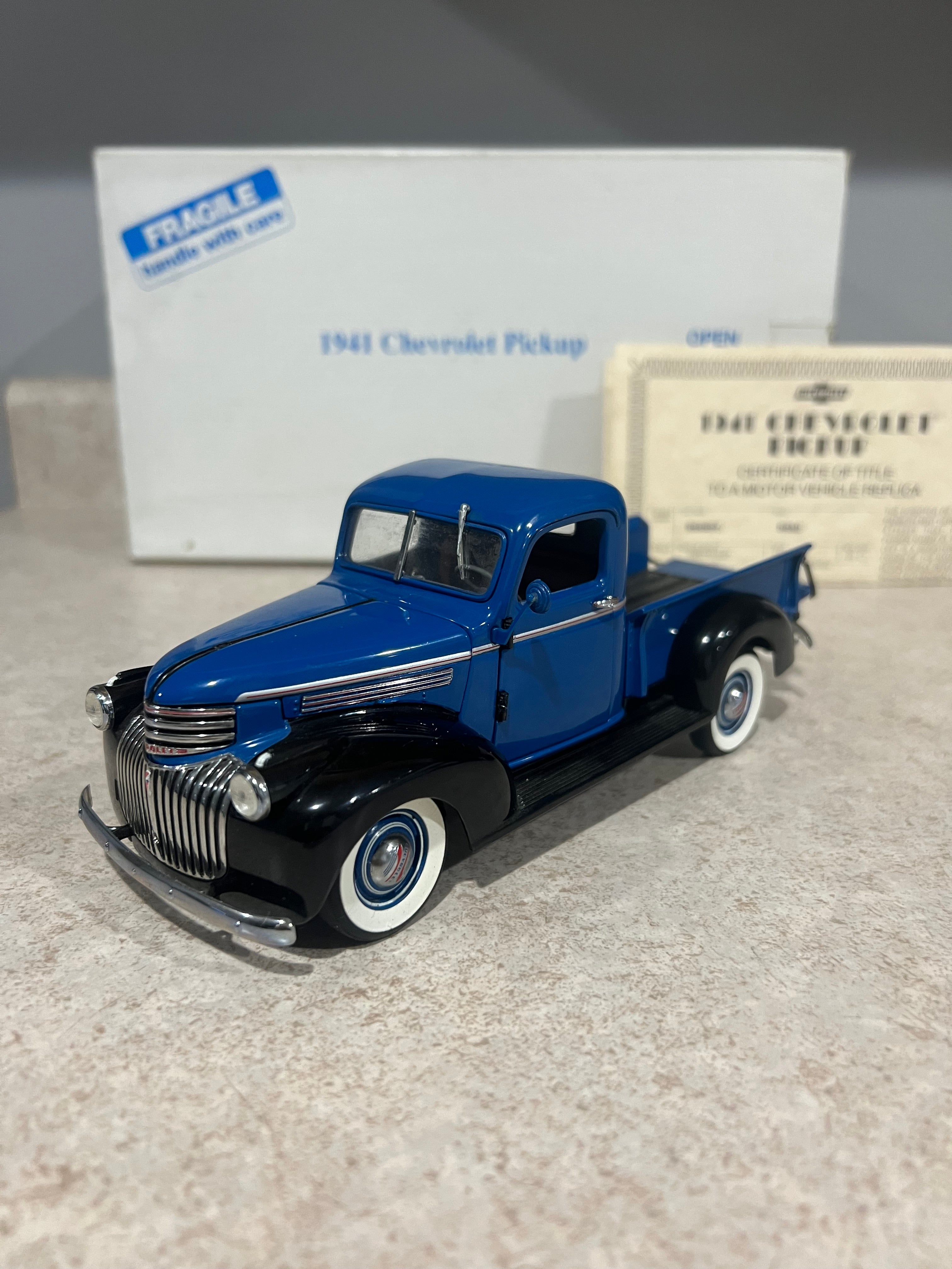 1941 Chevrolet Pickup Export Blue & Black Danbury Mint 1/24 