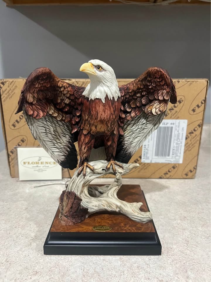 Florence Giuseppe Armani “Bald Eagle on a Branch” Figurine 0995S