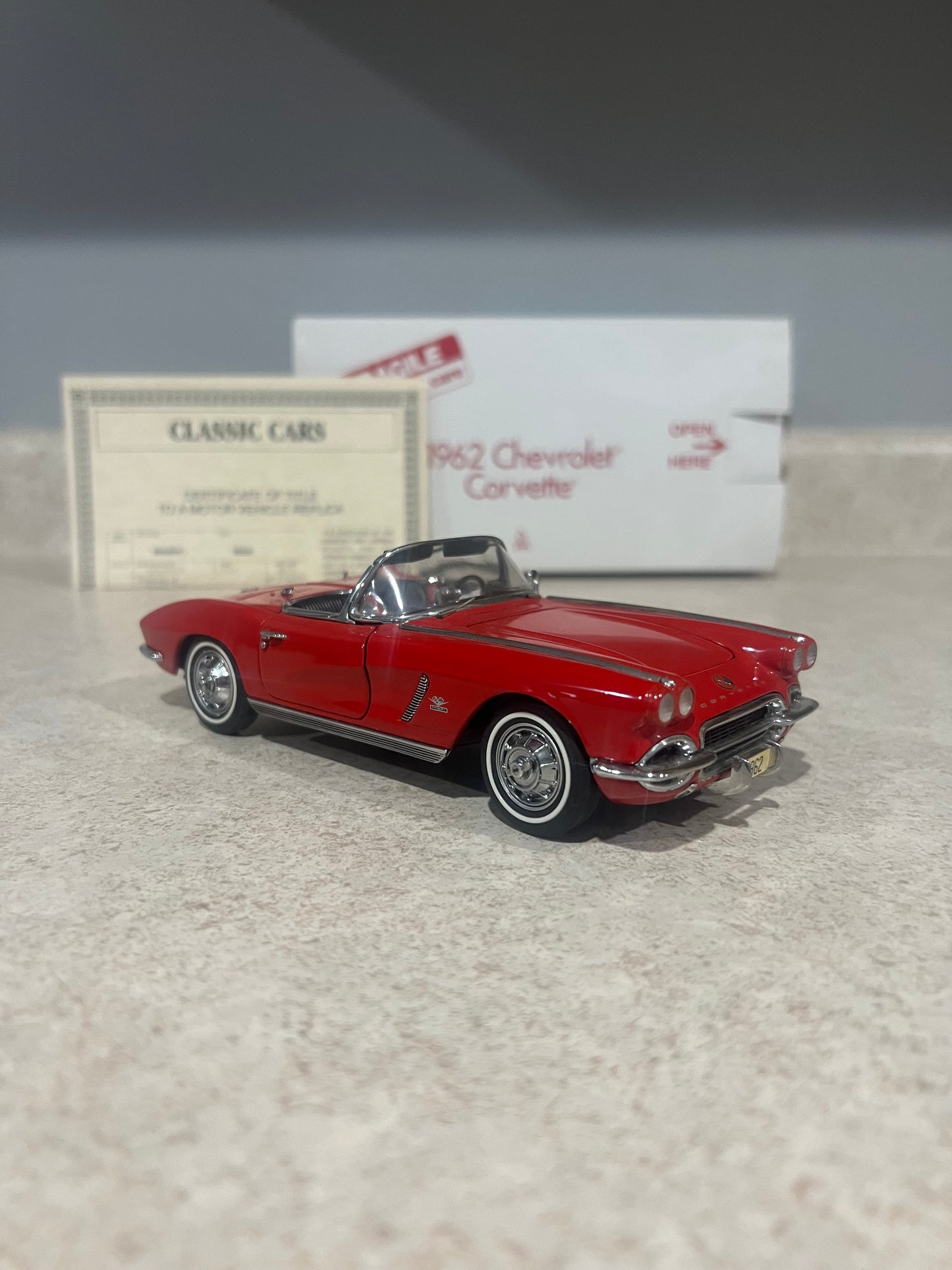 1962 Chevrolet Corvette Red Danbury Mint 1/24 Diecast Car w/ Box and Title