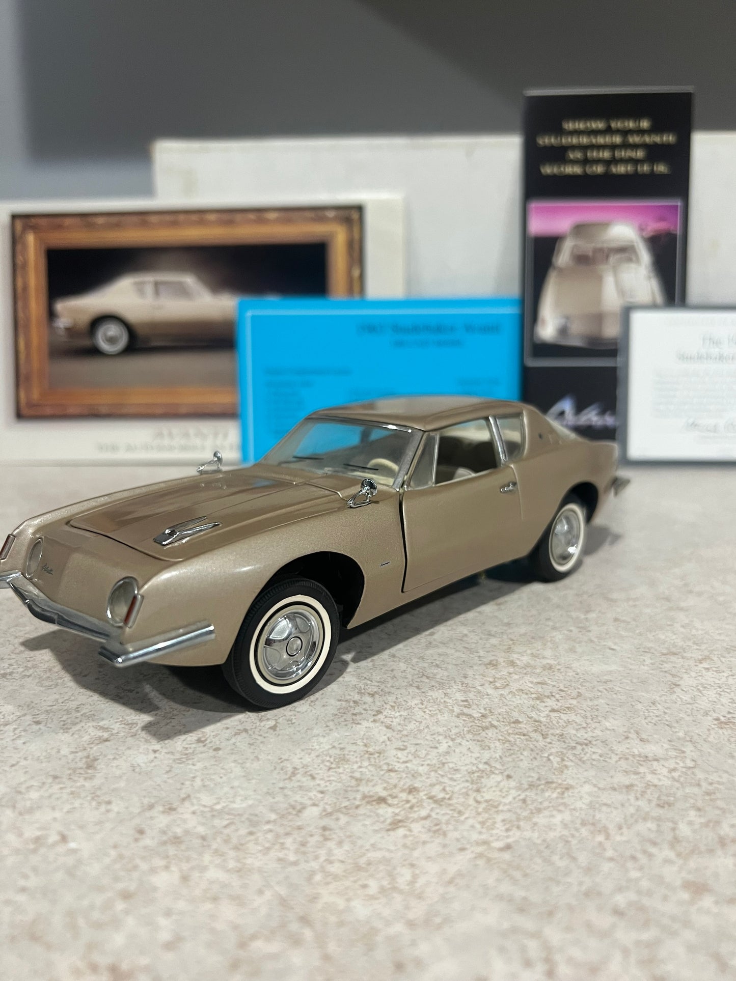 1963 Studebaker Avanti Franklin Mint 1/24 Diecast Car w/ Box and COA B11WH09