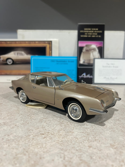1963 Studebaker Avanti Franklin Mint 1/24 Diecast Car w/ Box and COA B11WH09