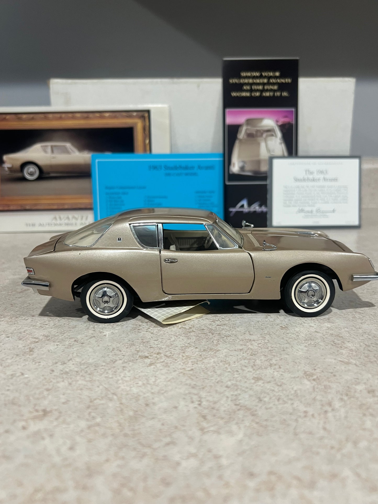 1963 Studebaker Avanti Franklin Mint 1/24 Diecast Car w/ Box and COA B11WH09